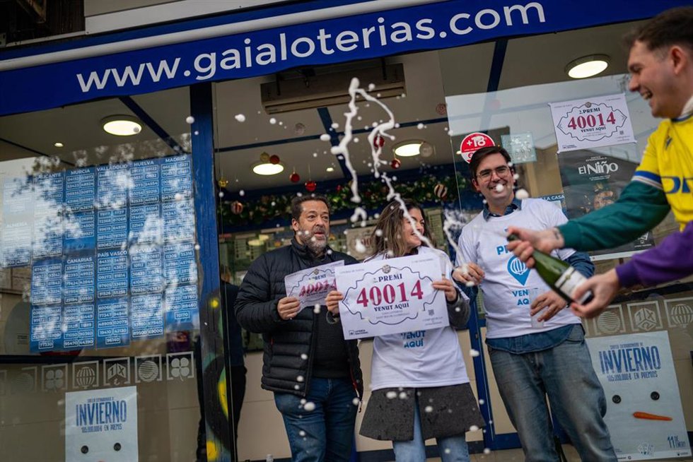 Archivo - Empleados de la administración situada en la Ronda de Sant Ramon, 102 celebran que han vendido parte del número 40.014 correspondiente al Segundo Premio del Sorteo Extraordinario de la Lotería de Navidad 2024, a 22 de diciembre de 2024, en San