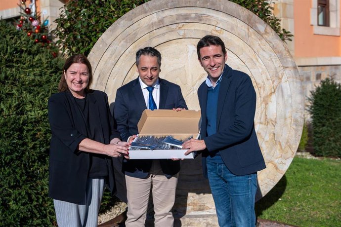 La DGT entrega a la Policía Local de Piélagos 50 kits para realizar test de drogas a conductores