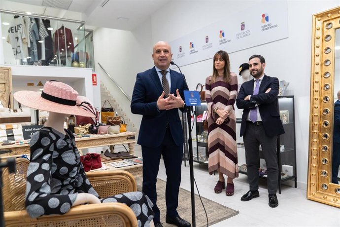 El presidente de la Diputación de Almería, José Antonio García Alcaina, en el espacio 'Talento almeriense' junto a la periodista Isabel Jiménez y el diputado provincial Carlos Sánchez.