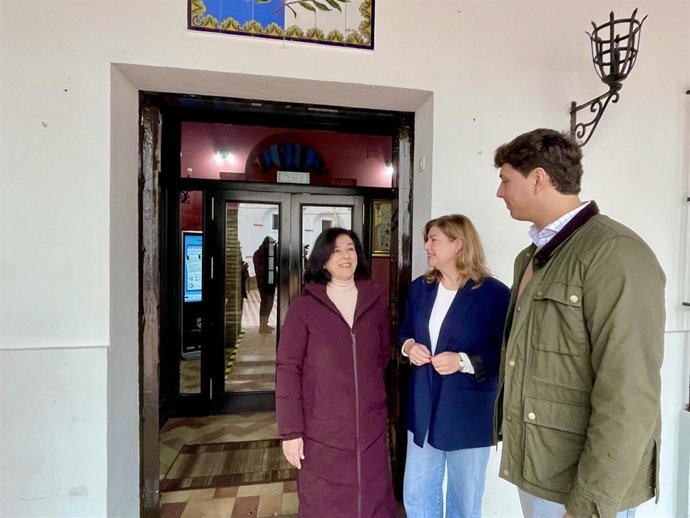 La secretaria general del PP de Huelva, Berta Centeno, junto a miembros de la formación en Bollullos Par del Condado.