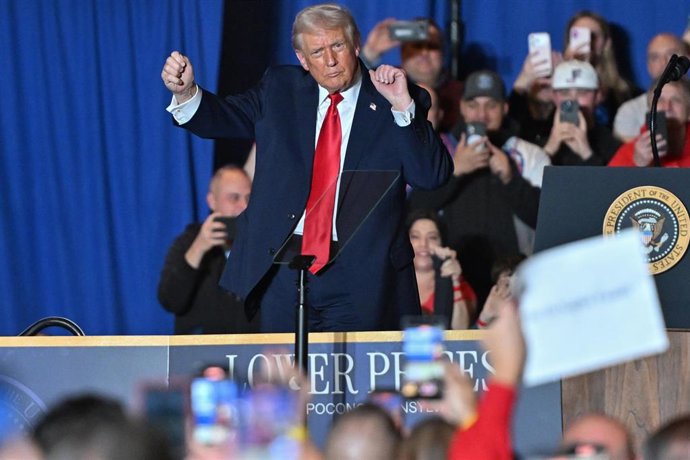 09 December 2025, US, Mt. Pocono: US President Donald Trump dances in front an audience at Mt Airy Casino. Photo: Aimee Dilger/SOPA Images via ZUMA Press Wire/dpa