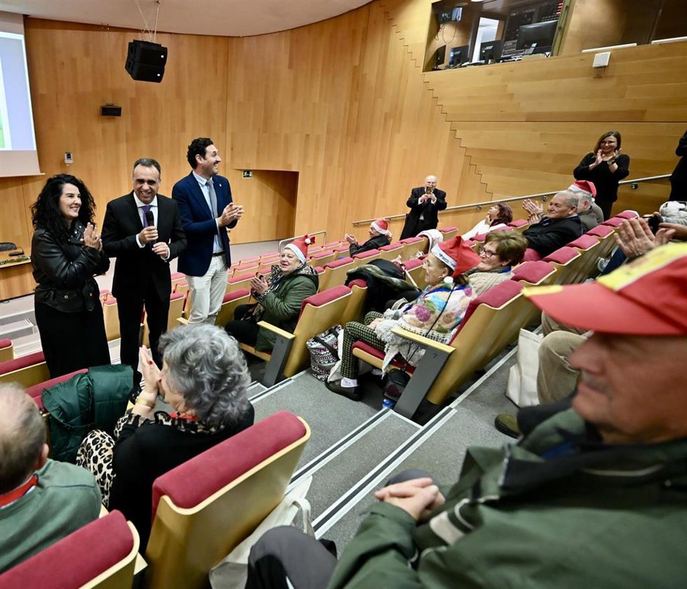 El presidente de la Diputación de Granada, Francis Rodríguez, flanqueado por los diputados de Bienestar Social y de Centros Sociales, Elena Duque y Roberto González