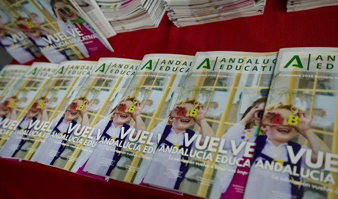 Ejemplares de la revista 'Andalucía Educativa', que este 2025 ha tenido una tirada en papel, pero cuya edición se retoma como publicación digital.