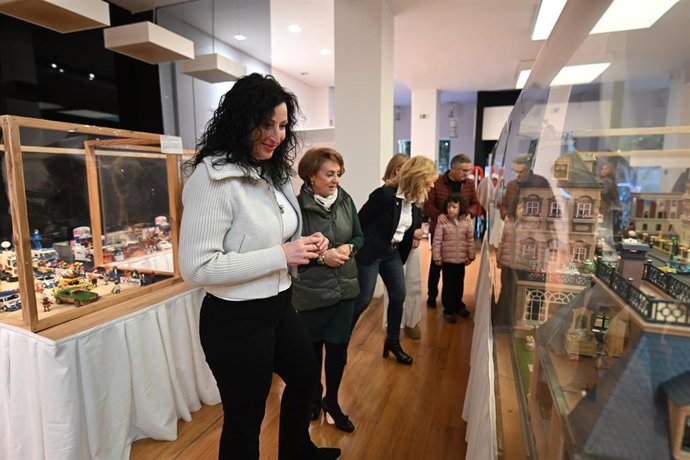 La alcaldesa de Almería, María del Mar Vázquez, visita la explosición de Playmobil organizada por Argar.