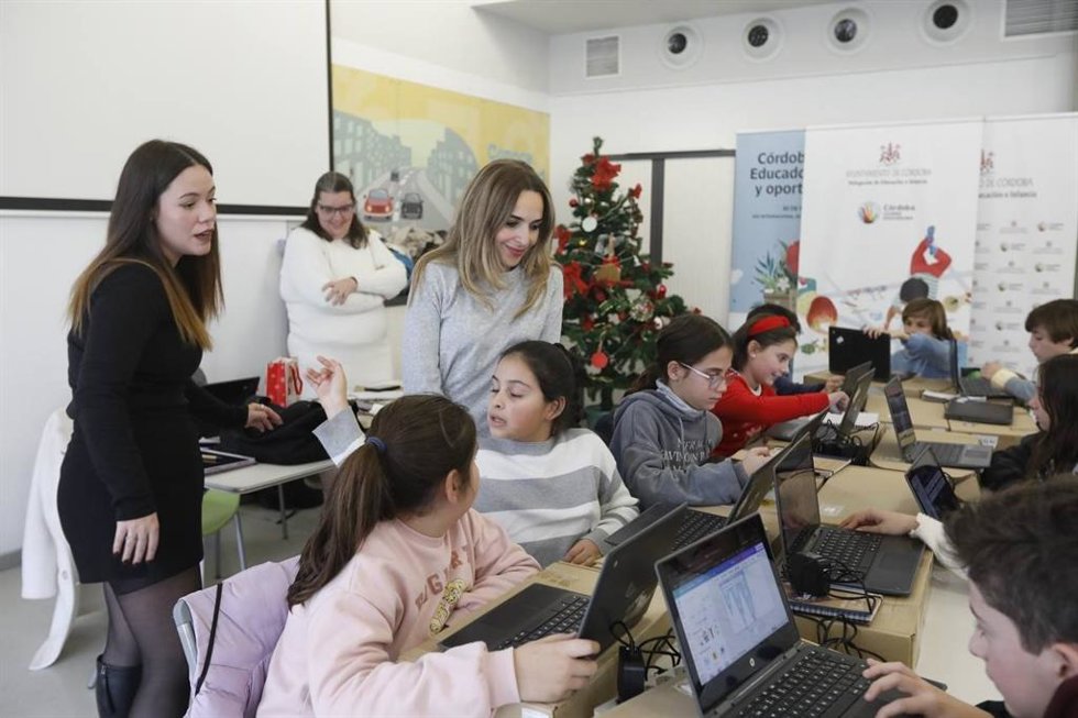 La concejal Narci Ruiz visita a los niños y adolescentes en el campamento de Navidad 'Tecno Aventuras', organizado por la Delegación de Educación e Infancia del Ayuntamiento de Córdoba en el Centro de Educación Vial.
