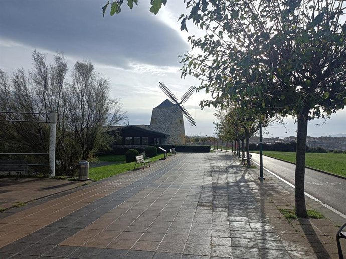 Archivo - Nubes y claros