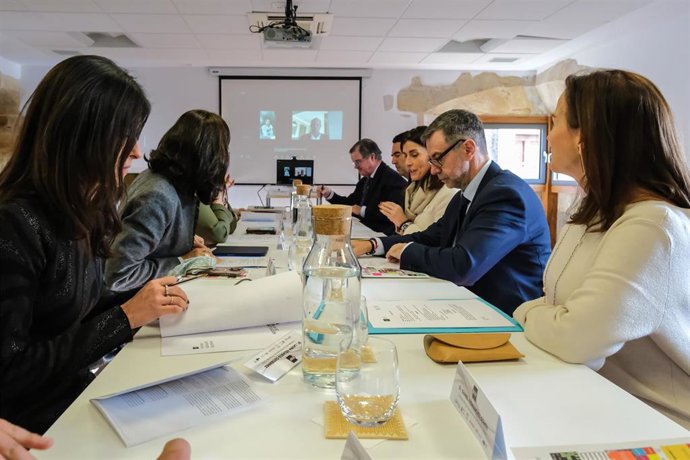 El Consejero De Cultura, Turismo Y Deporte, Luis Martínez Abad, Asiste Al Patronato De La Fundación Santander Creativa.