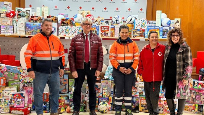 Entrega de juguetes de Magnon y algunas de sus empresas contratadas como Sajisa, a la campaña 'Huelva es solidaria'.