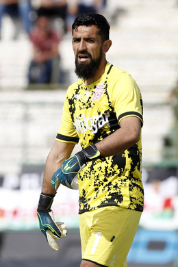 Futbol, Palestino vs Curico Unido Novena fecha, segunda vuelta Campeonato 2019. El  jugador de Curico Unido, Jorge Deschamps, controla el bal n durante el partido de primera division realizado en el estadioMunicipal de La Cisterna, Santiago,