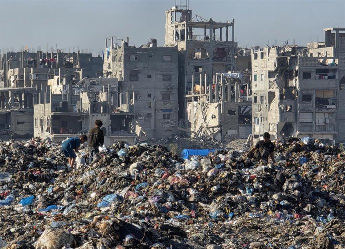 Basura y escombros en Jan Yunis, en la Franja de Gaza