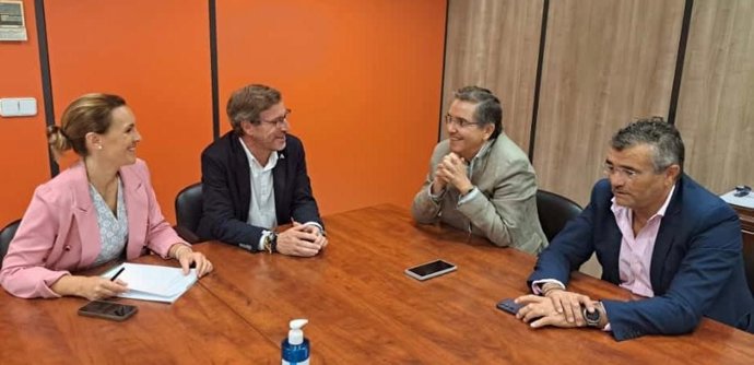 Los delegados (i) con representantes de la junta de compensación.