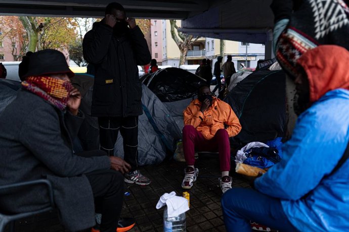 Persones desallotjades de l'antic Institut B9 de Badalona 