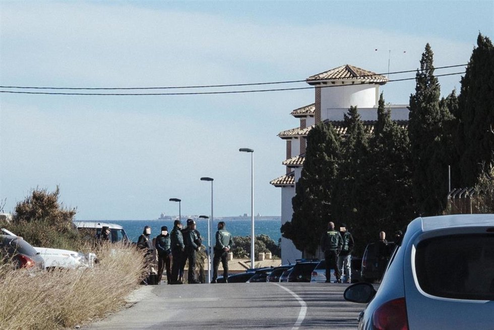 Dispositivo de la Guardia Civil en las cercanías de una vivienda de la pedanía de La Marina, perteneciente a Elche (Alicante), para la detención de los dos presuntos autores de un doble homicidio