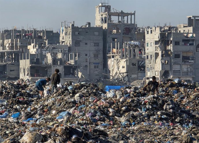December 2, 2025, Khan Yunis, Gaza Strip, Palestinian Territory: Palestinians search through a garbage dump in northern Khan Younis, collecting plastic to use as an alternative fuel for cooking amid a severe shortage of cooking gas and soaring black-marke
