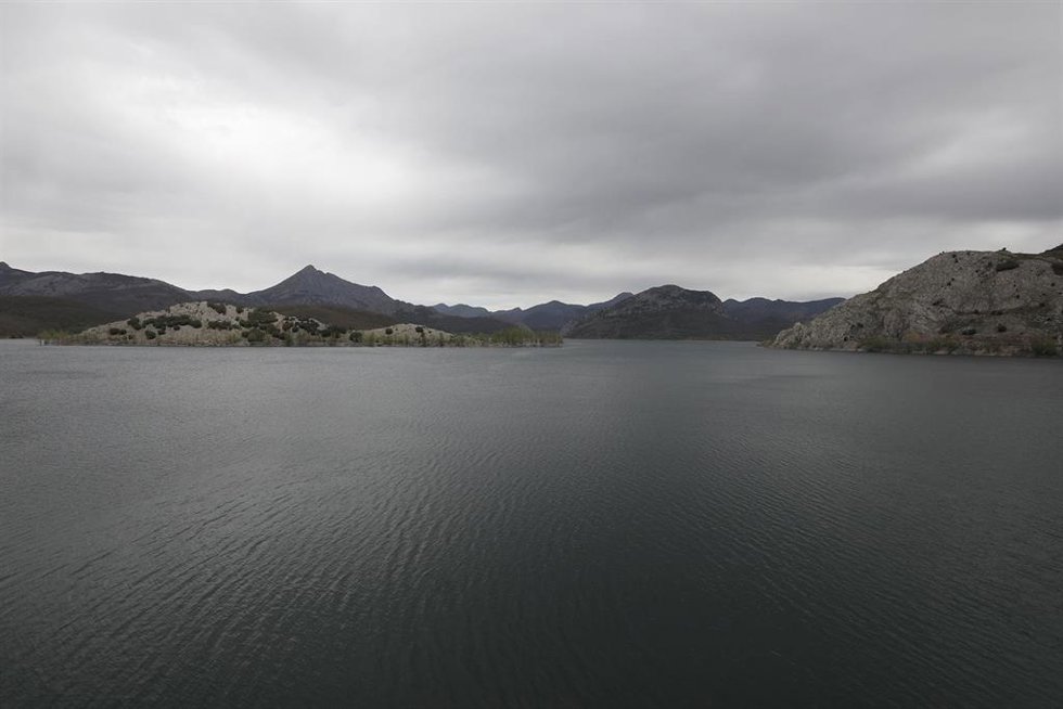 Archivo - Vista del embalse del río Porma, a 28 de abril de 2023, en León, Castilla y León (España).