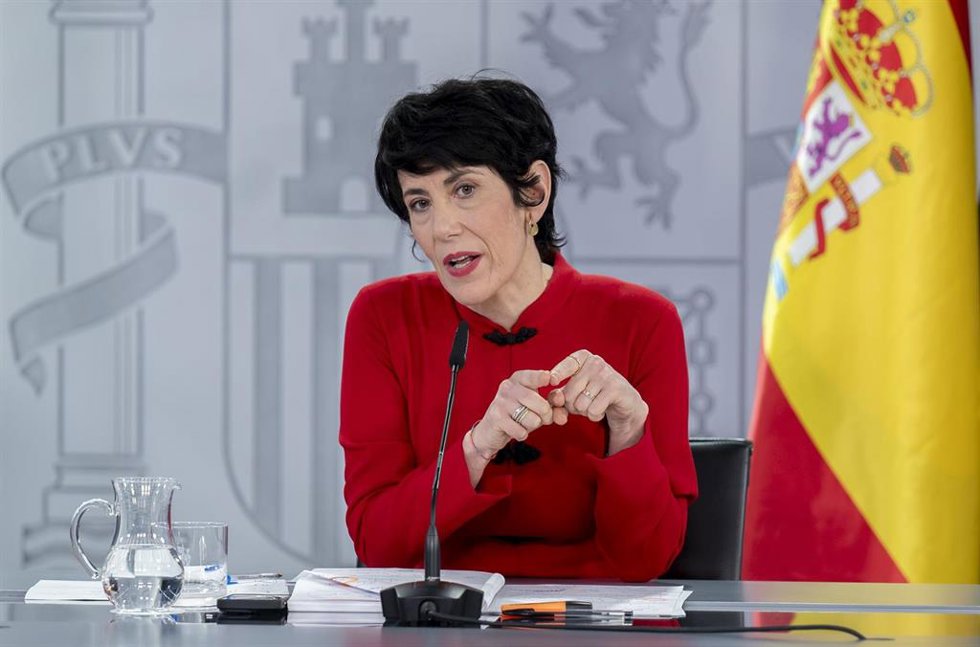 La ministra de Seguridad Social, Inclusión y Migraciones y nueva portavoz del Gobierno, Elma Saiz, durante una rueda de prensa posterior al Consejo de Ministros, en el Palacio de la Moncloa, a 23 de diciembre de 2025, en Madrid (España).
