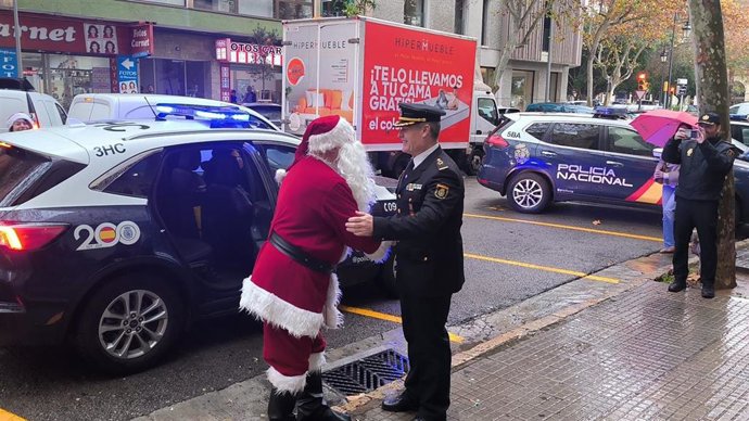La Policía Nacional recibe a Papá Noel en la Jefatura Superior de Baleares