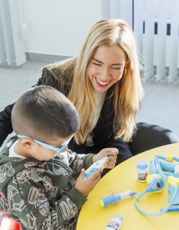 La presidenta del Parlamento de La Rioja, Marta Fernández Cornago, ha expresado hoy su gratitud y reconocimiento a la Asociación Riojana de Familiares y Amigos de Niños con Cáncer de La Rioja (FARO)