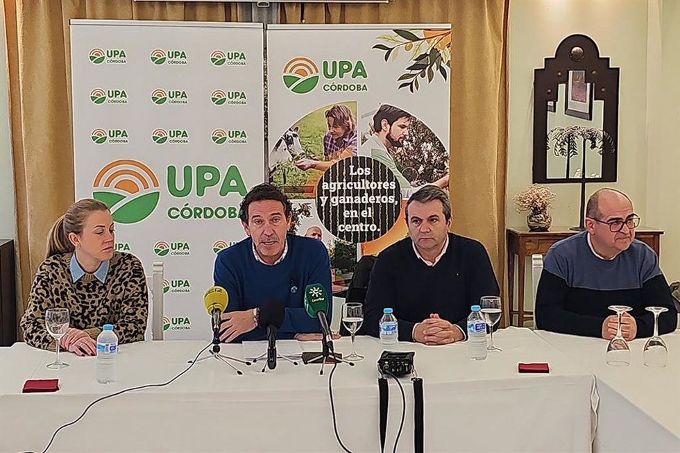 El secretario general de UPA Córdoba, Francisco Moreno (2 izda.)