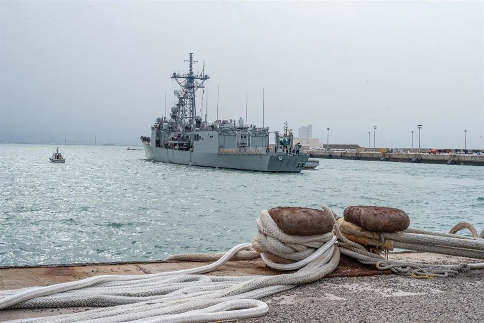 Archivo - La fragata 'Canarias' abandonado el muelle de la Base Naval de Rota para integrarse en la operación Atalanta. ARCHIVO.