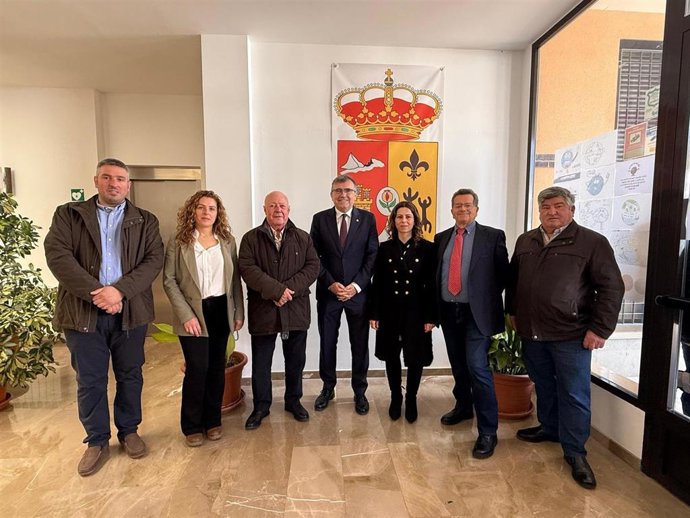 Archivo - El alcalde de Diezma, Juan Carlos Cobo, a la izquierda en la imagen de archivo en el acto en que se presentó la bandera y el escudo municipales con el subdelegado del Gobierno, José Antonio Montilla, y la entonces regidora, Emilia Troncoso