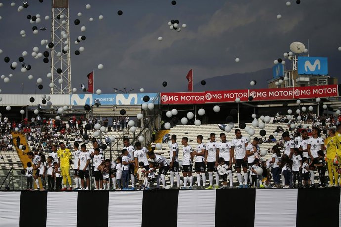 Futbol, Noche Alba 2020 Los jugadores de Colo Colo saludan al publico durante la Noche Alba ralizada en el estadio Monumental de Santiago, Chile 05/01/2020 Andres Pina/Photosport  Football, Colo Colo's players presentation Colo Colo's players salute the