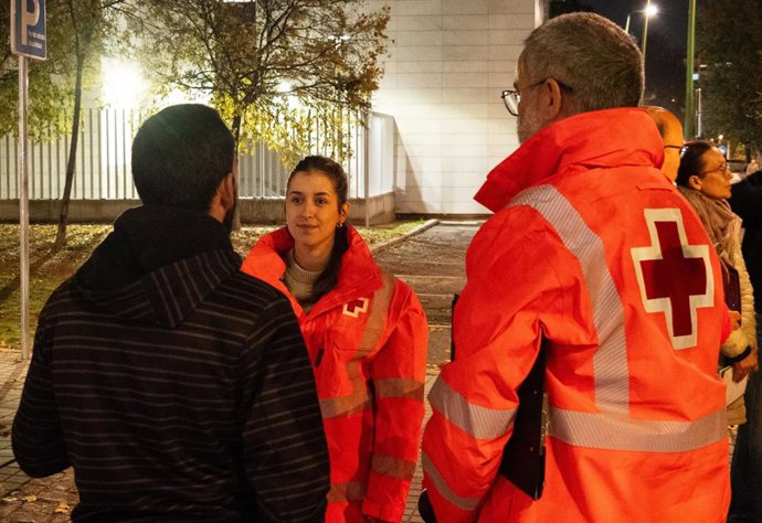 Miembros de la UES de Cruz Roja de Córdoba atendiendo en la calle a una persona sin hogar.