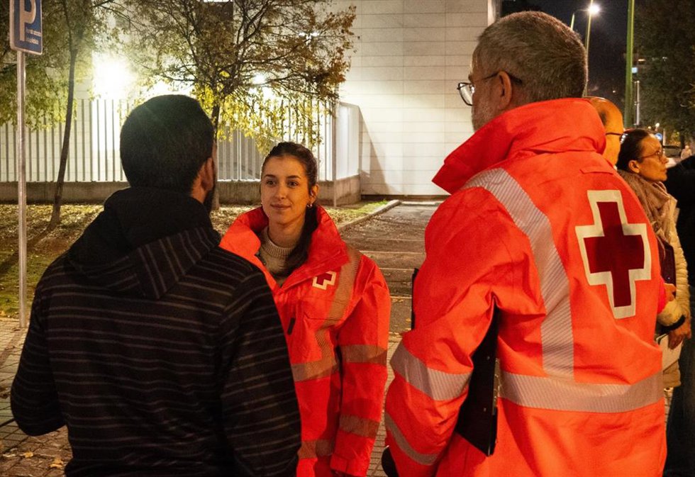Miembros de la UES de Cruz Roja de Córdoba atendiendo en la calle a una persona sin hogar.