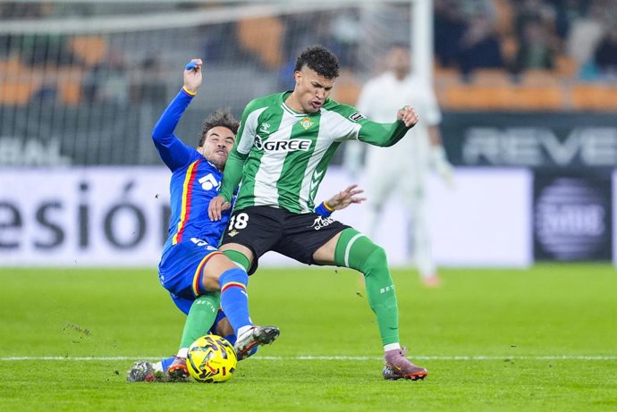 Luis Milla of Getafe CF and Nelson Deossa of Real Betis in action during the Spanish league, LaLiga EA Sports, football match played between Real Betis and Getafe CF at La Cartuja stadium on December 21, 2025, in Sevilla, Spain.