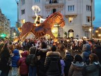 Unas 75.000 personas se congregan en Bilbao para recibir a Olentzero y Mari Domingi, a pesar de la lluvia y el frío