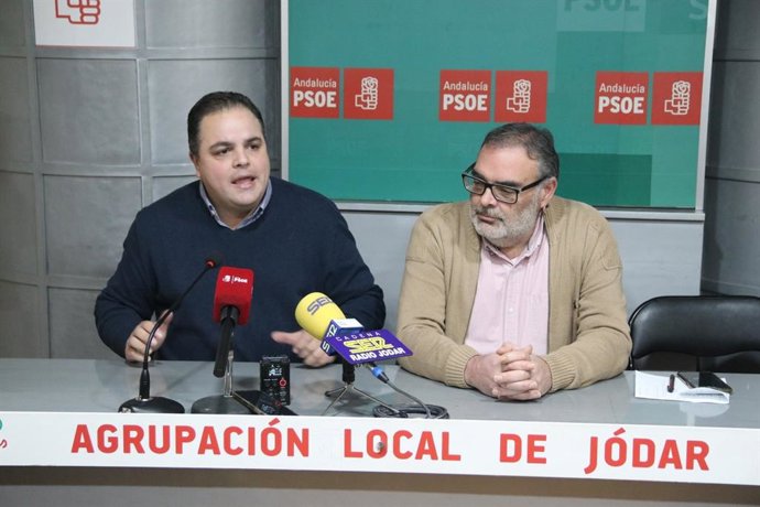 El secretario de Organización del PSOE de Jaén, Víctor Torres, junto al portavoz socialista Enrique Yerves.