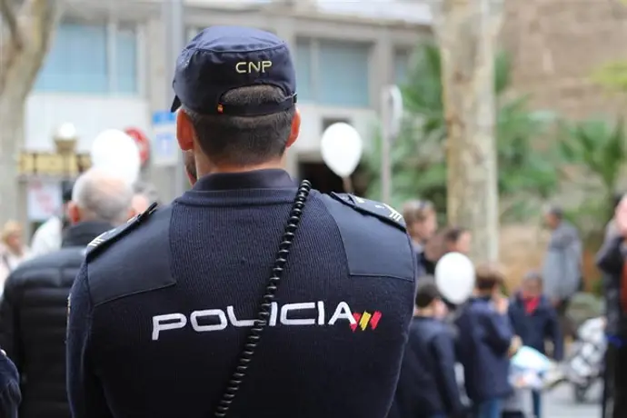 Policía Nacional de espaldas