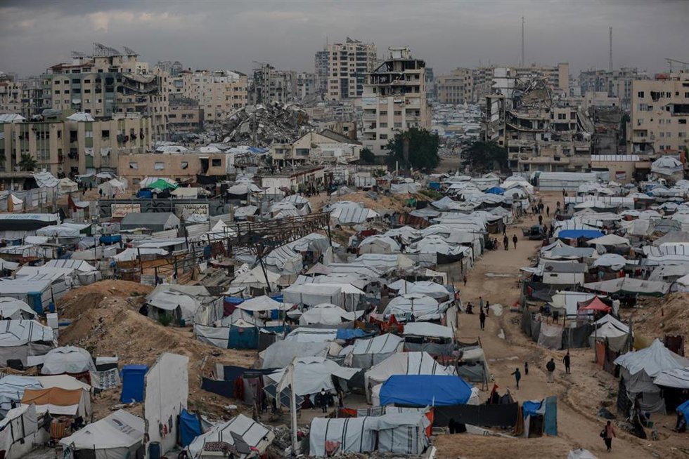Tiendas de campaña de desplazados palestinos en ciudad de Gaza