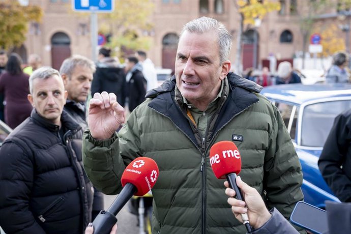 Archivo - El diputado nacional y exportavoz de VOX en el Ayuntamiento de Madrid, Javier Ortega Smith, atiende a los medios de comunicación, durante la manifestación contra las Zonas de Bajas Emisiones, a 22 de noviembre de 2025, en Madrid (España).