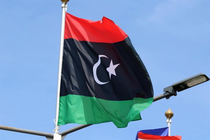 Archivo - June 20, 2025, Saint Petersburg, Russia: The Libyan national flag flutters in the wind on a flagpole.
