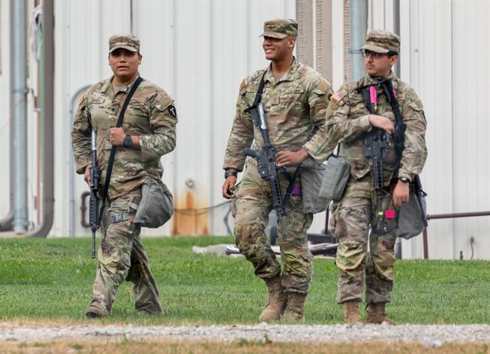 Archivo - October 20, 2025: Members of the Texas National Guard walk around the Army Reserve Training Center in Elwood, Illinois, Oct. 7. 2025.