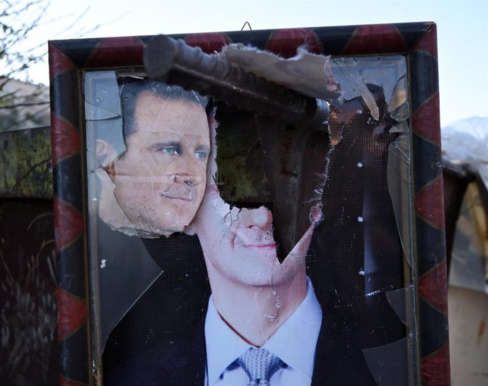 17 de dezembro de 2024, Damasco, Síria: Cartaz desfigurado na estrada para a famosa prisão de Sednaya, onde inúmeros homens desapareceram em meio a relatos de tortura durante um regime brutal em Damasco, Síria, em 17 de dezembro de 2024.  Uma ofensiva reb