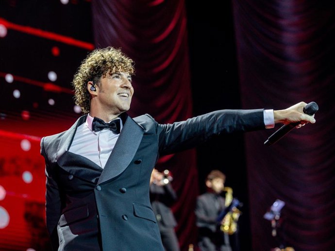 El cantante David Bisbal durante una actuación, en el Movistar Arena, a 22 de diciembre de 2025, en Madrid (España).