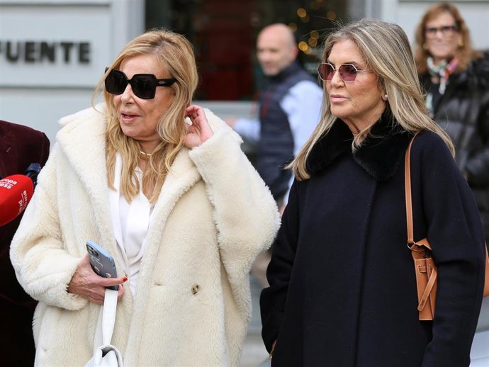 Ana Obregón y Susana Uribarri salen de un restaurante