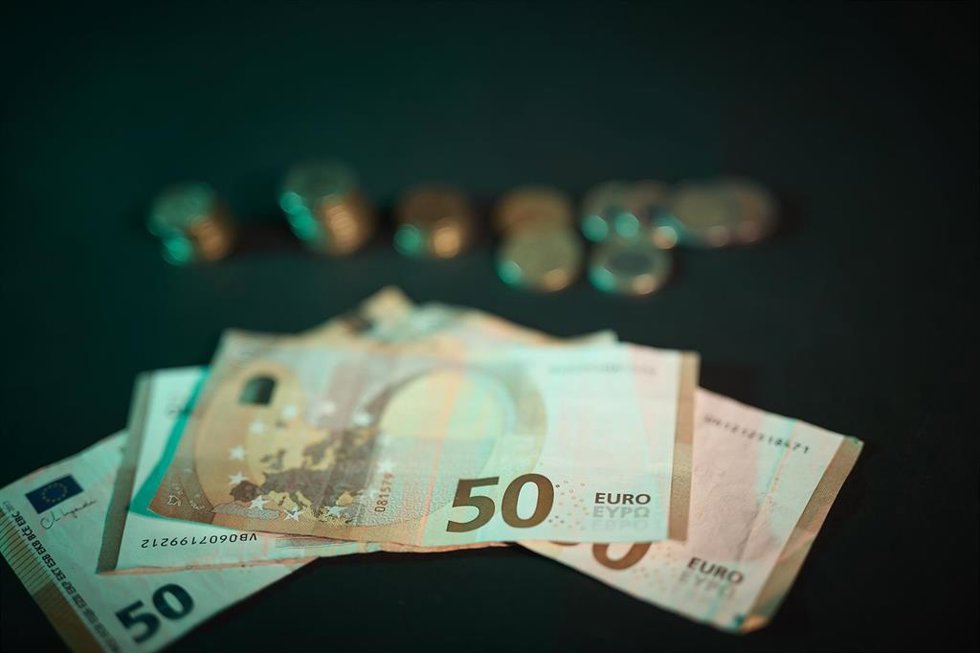 Archivo - Billetes y monedas, a 3 de septiembre de 2025, en Madrid (España). El uso del dinero en efectivo sigue disminuyendo con tan solo dos de cada diez personas eligiéndolo como método de pago habitual.
