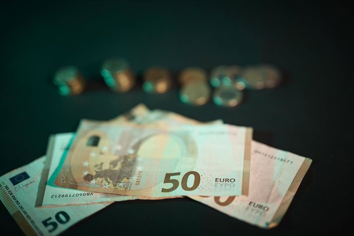 Archivo - Arquivo - Cédulas e moedas em 3 de setembro de 2025 em Madri, Espanha. O uso de dinheiro em espécie continua a diminuir, com apenas duas em cada dez pessoas escolhendo-o como seu método usual de pagamento, de acordo com o relatório da PaynoPain 