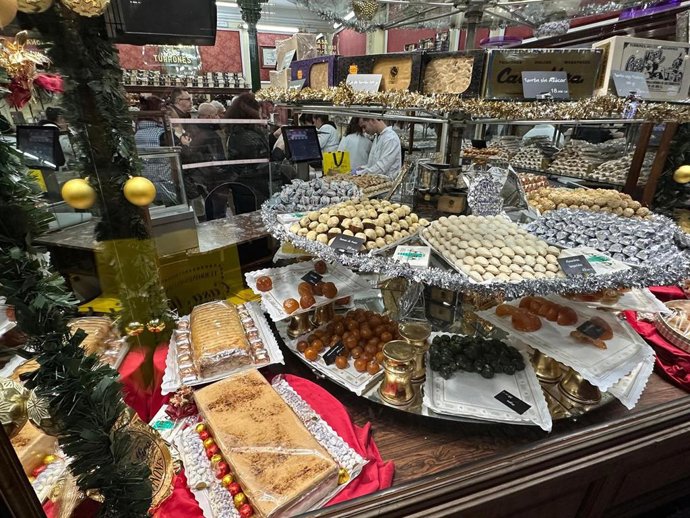 Escaparate de Casa Mira, ubicado en la Carrera de San Jerónimo, 30, y especialista en turrones tradicionales desde 1842.