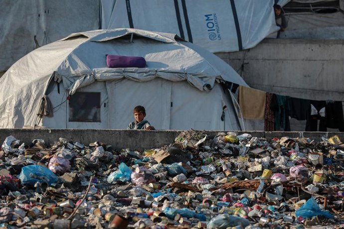 Un niño palestino junto a tiendas de campaña para desplazados a causa de la ofensiva del Ejército de Israel cerca de un basurero en la ciudad de Gaza, en el norte de la Franja de Gaza (archivo)