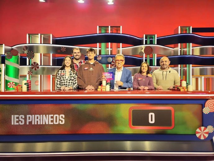 Los alumnos del IES Pirineos, junto a Jordi Hurtado, en el programa 'Saber y ganar'.