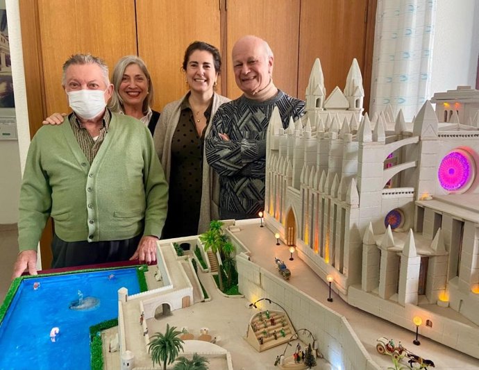 Usuarios de la residencia Sant Josep inauguran una exposición de manualidades.