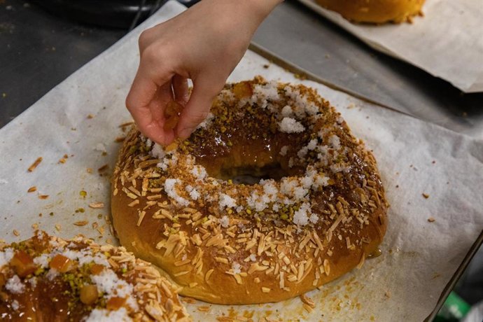 Proceso de elaboración de roscones para Navidad, en el Obrador Abantos, a 19 de diciembre de 2025, en San Lorenzo del Escorial