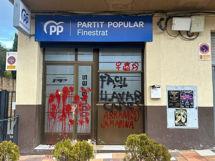 Imagem da sede do PP em Finestrat (Alicante) com o ataque que sofreu.