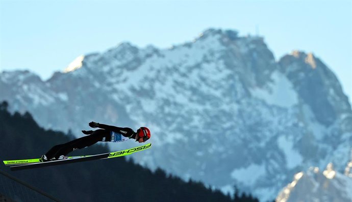 Archivo - El alemán Karl Geiger durante la prueba de Garmisch-Partenkirchen de los Cuatro Trampolines 25-26