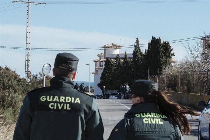 Dispositivo de la Guardia Civil en las cercanías de una vivienda de la pedanía de La Marina, perteneciente a Elche (Alicante), para la detención de los dos presuntos autores de un doble homicidio