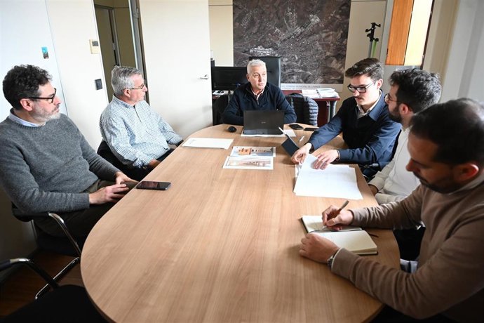 Reunión técnica sobre las obras de rehabilitación en el Mercado de Santiago.